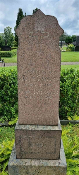 Grave number: LM 2 12  014