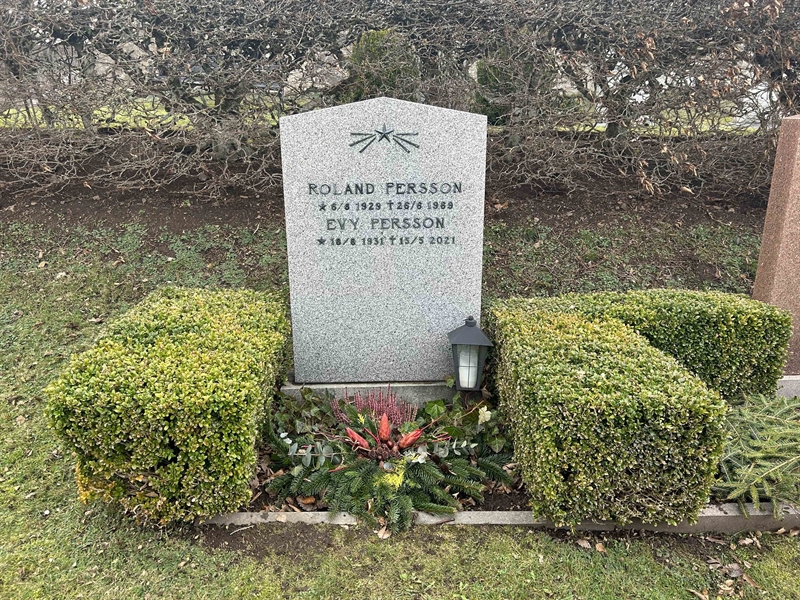 Grave number: L N B 27