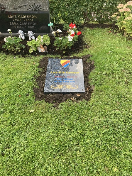 Grave number: 1 2 T 271