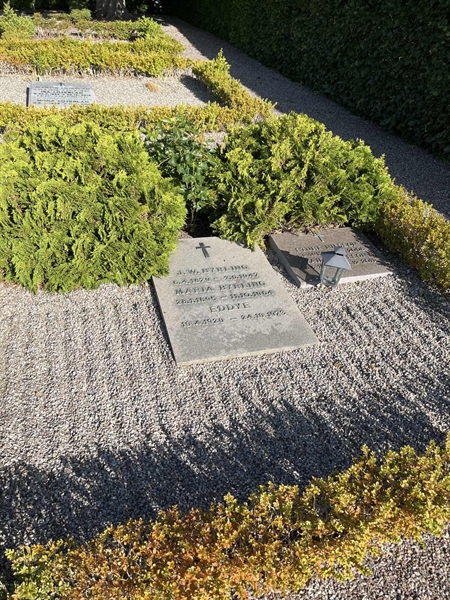 Grave number: NK E 120-121