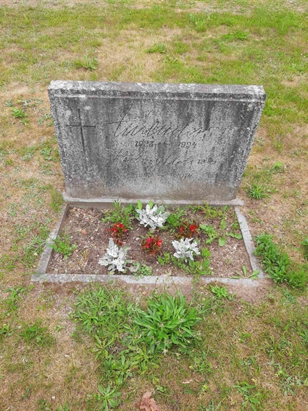 Grave number: M2 E   106, 107