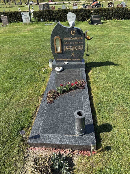 Grave number: R 05M 169, 170