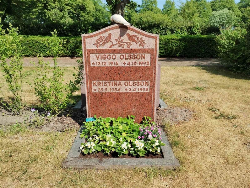 Grave number: NÅ 35    32, 33