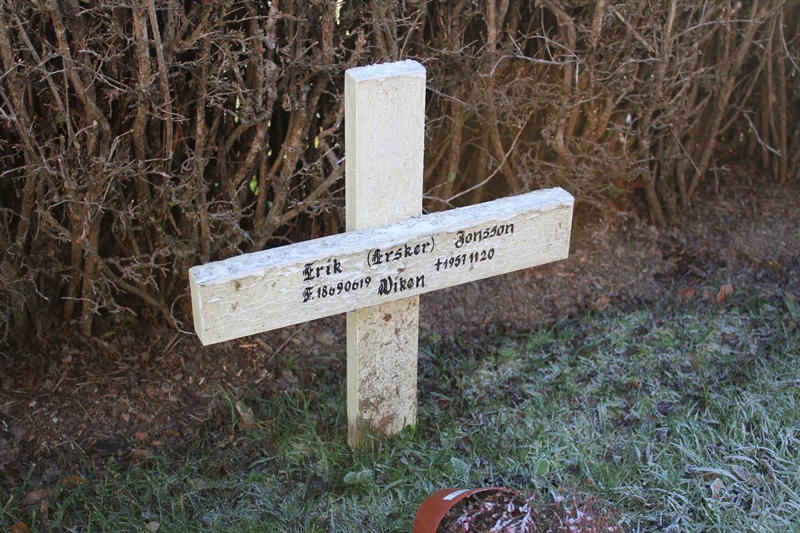 Grave number: A E  136