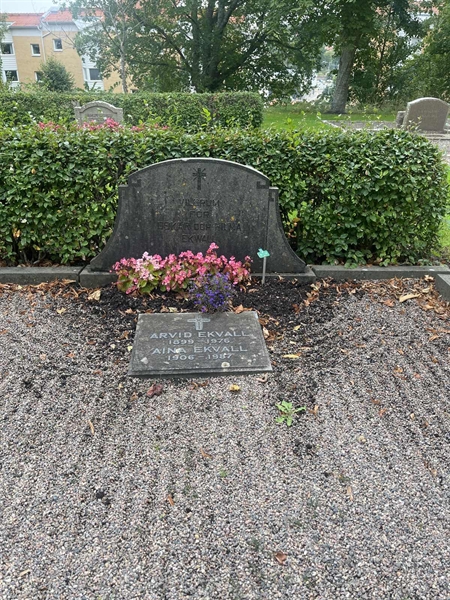 Grave number: 1 1 R    25