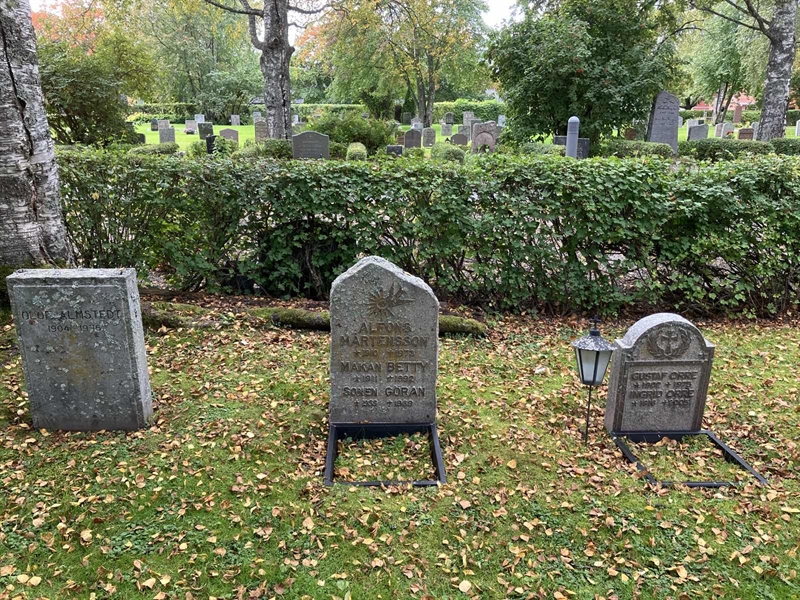 Grave number: 1 1  2439