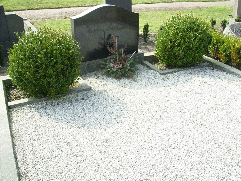 Grave number: LM 2 17  002