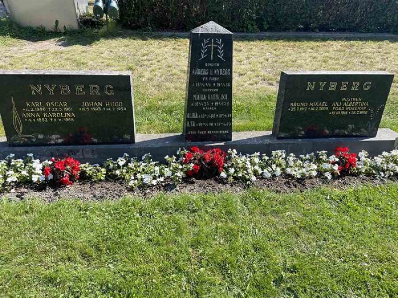 Grave number: N 5 1     2