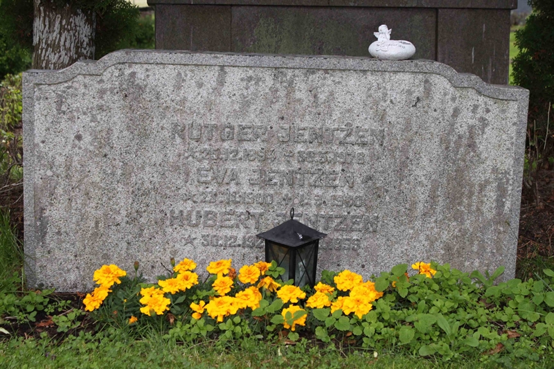 Grave number: GK SUNEM    66, 67