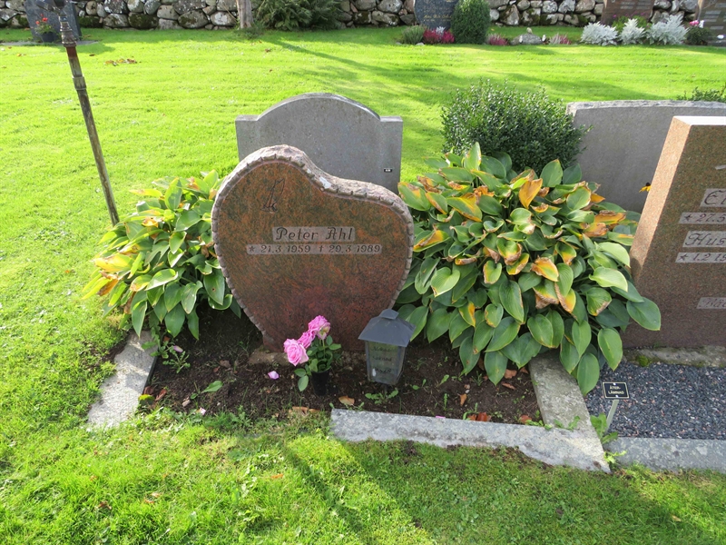 Grave number: 1 08   42