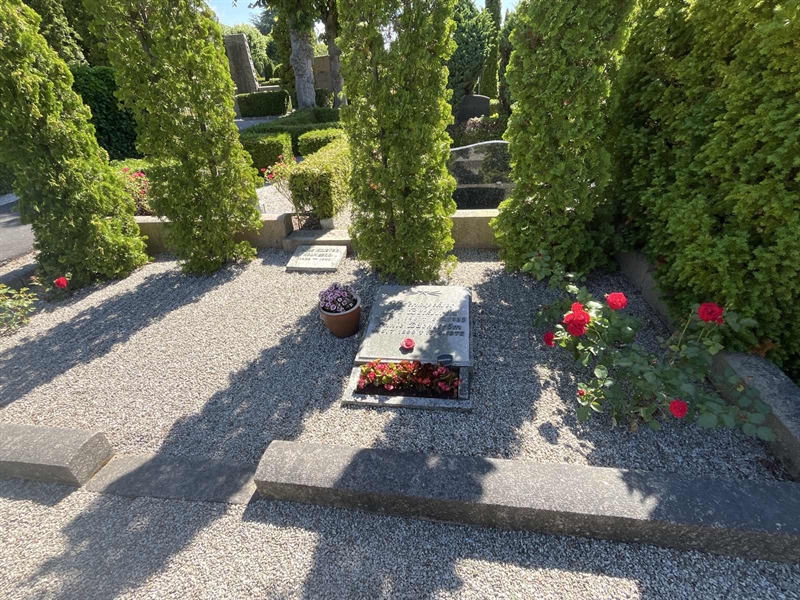 Grave number: NK III 126-127