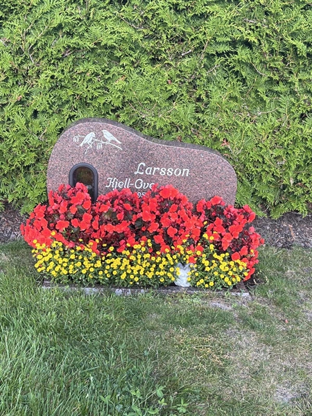 Grave number: 2 D    32-33