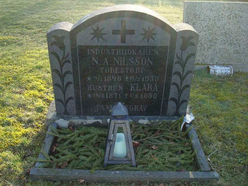 Grave number: KU 05   146, 147