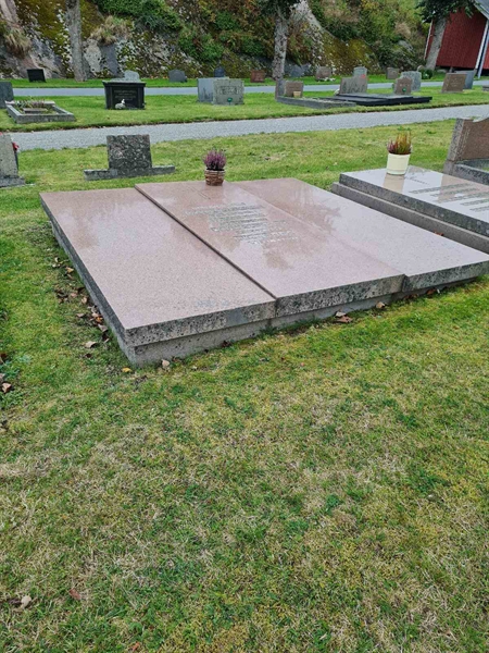 Grave number: F 04   250, 251