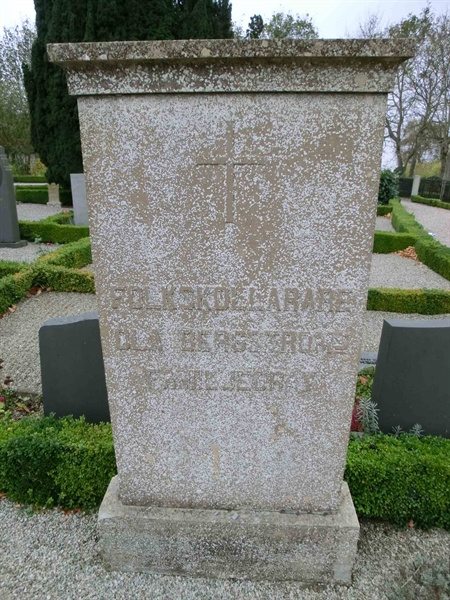 Grave number: ÄS 03    015