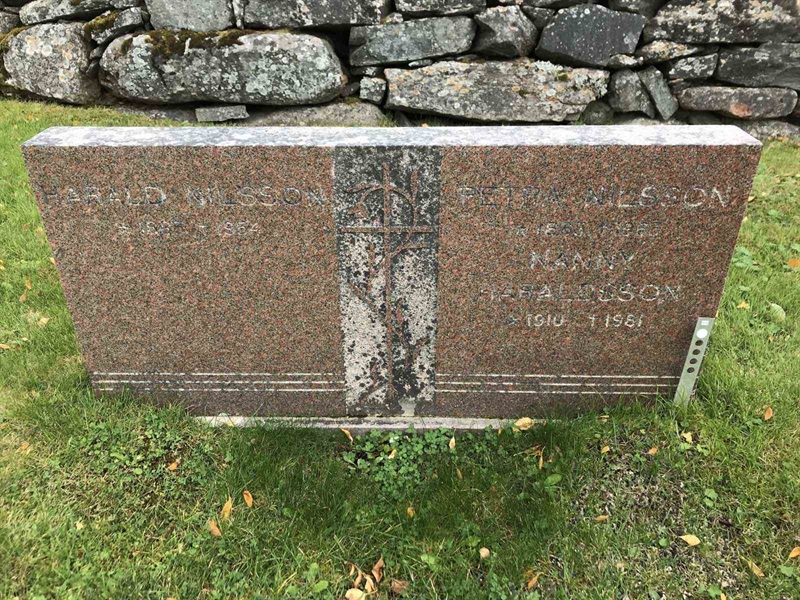 Grave number: ÅR B    32, 33, 34