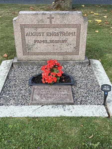 Grave number: 33 6   219-220