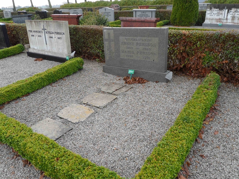 Grave number: ÖTN NVK2    33, 34