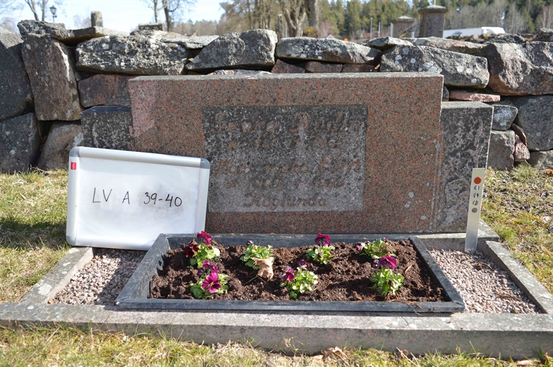 Grave number: LV A    39, 40