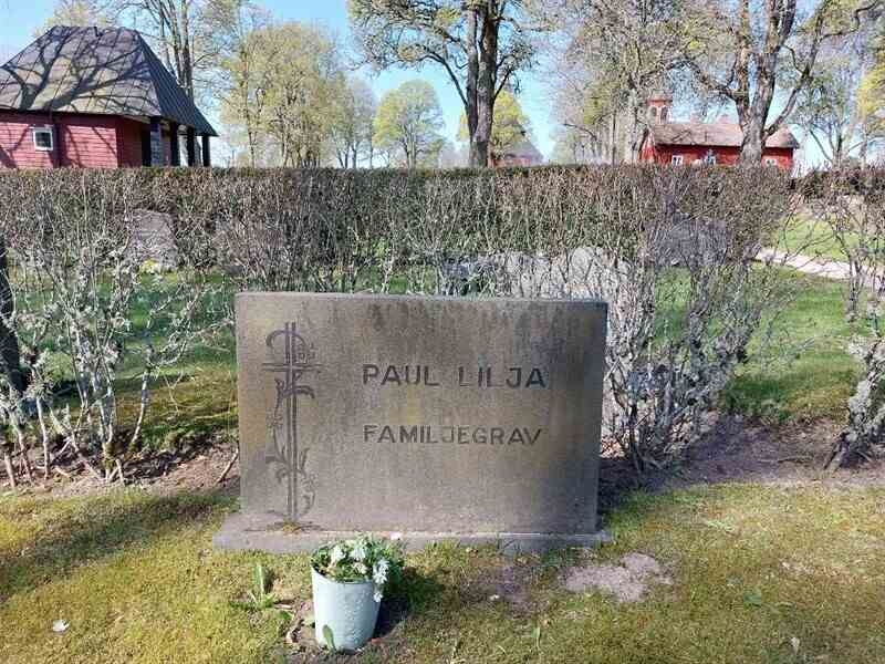 Grave number: HÖ 4   81, 82, 83