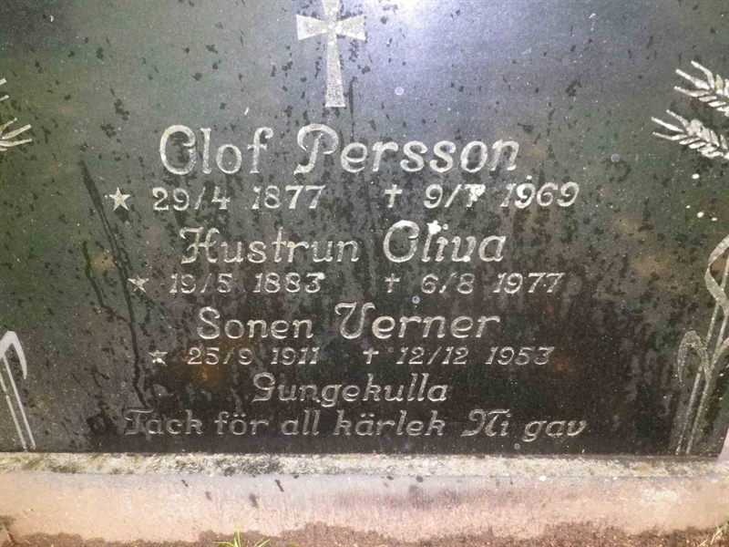 Grave number: LO D   113, 114, 115