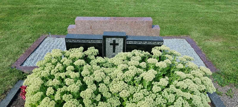 Grave number: SK 1 01  044, 045