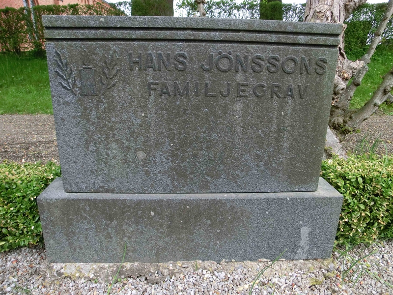 Grave number: KÄ F 151-154
