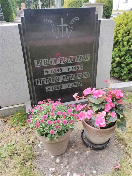 Grave number: NÅ 05    71, 72