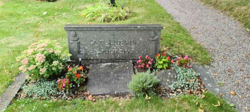Grave number: M V  106, 107