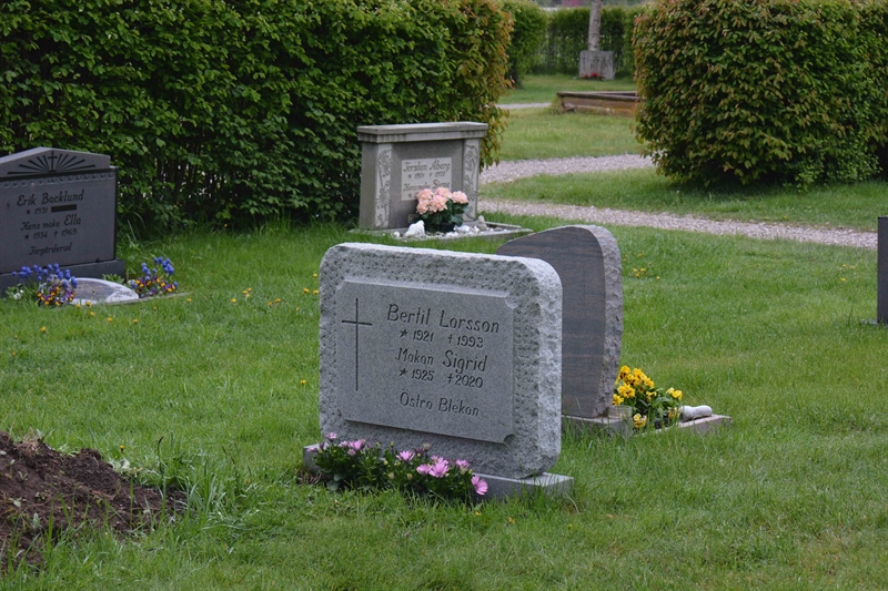 Grave number: SRN 7    56, 57