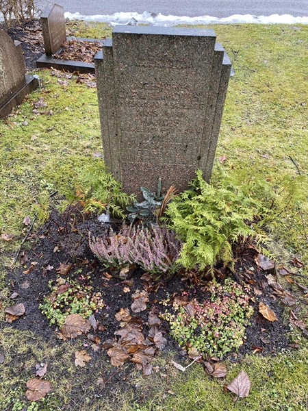 Grave number: 1 P    72-73