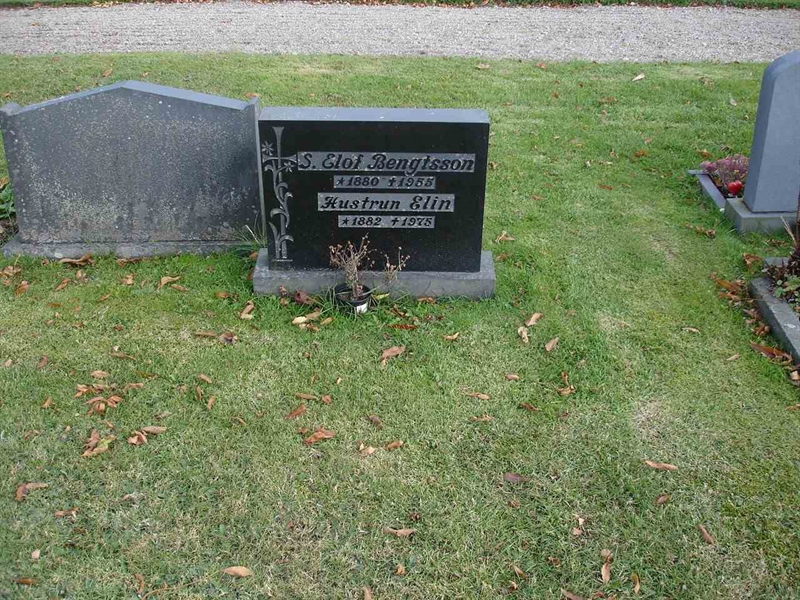 Grave number: FN R     7, 8