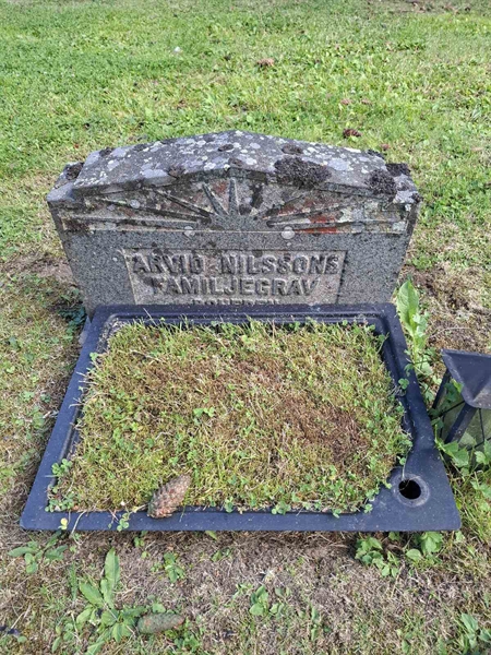 Grave number: 001 2   817