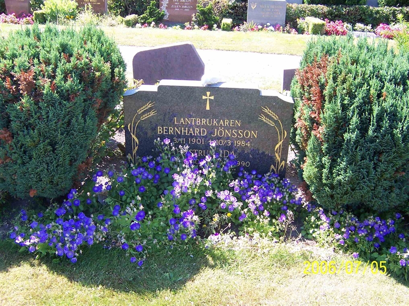 Grave number: 5 J    17, 18