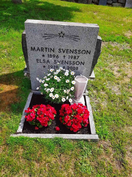 Grave number: M1 R    32, 33