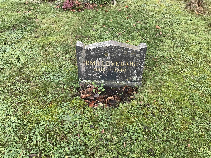 Grave number: L B    61