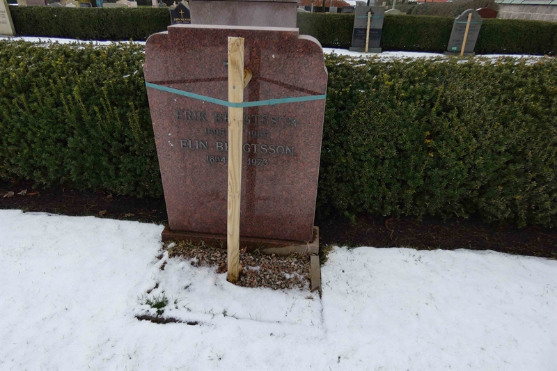 Grave number: TR 3   154