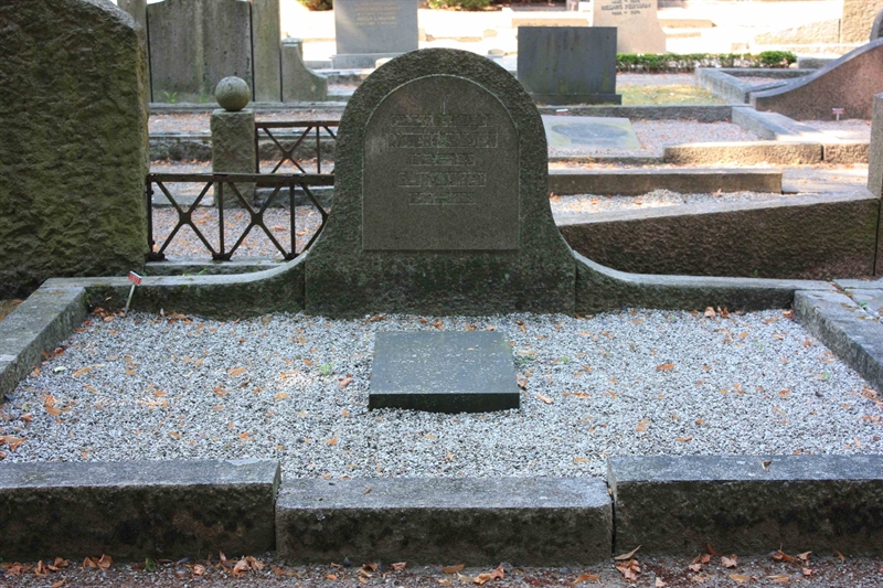 Grave number: Ö 17i   120, 121