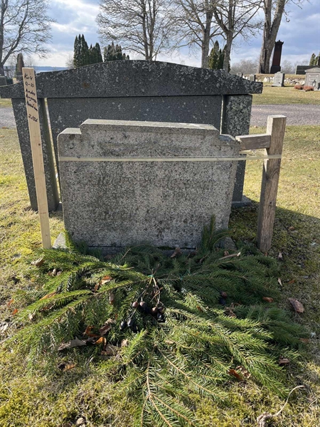 Grave number: 06 04     9-10