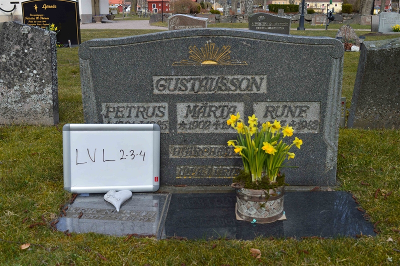 Grave number: LV L     2, 3, 4