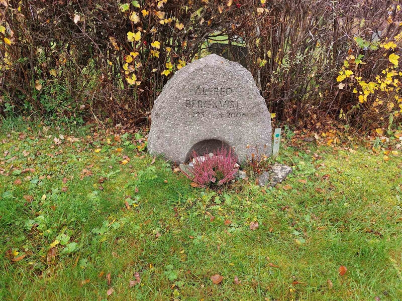 Grave number: RG C    76B