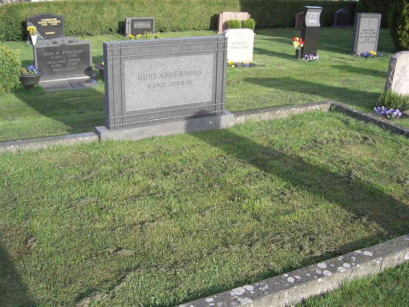 Grave number: 04 B   70, 71, 72