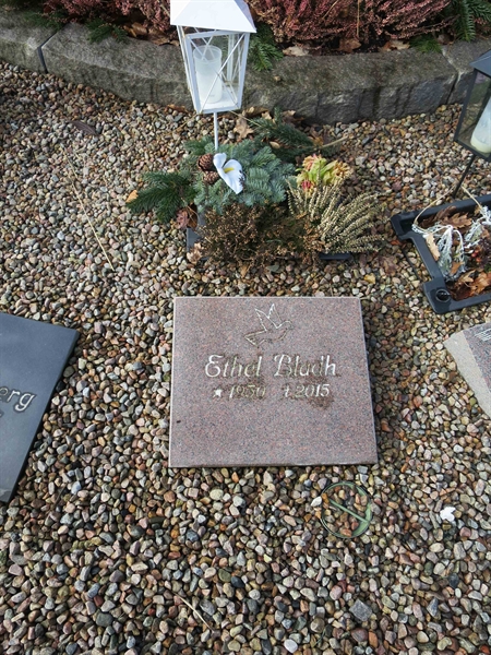 Grave number: HNB IV    52