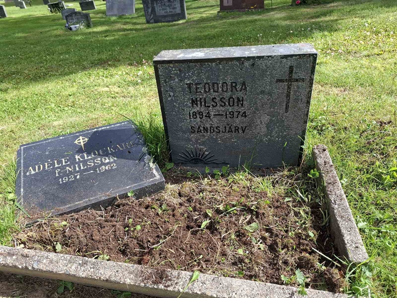 Grave number: 001 2   524