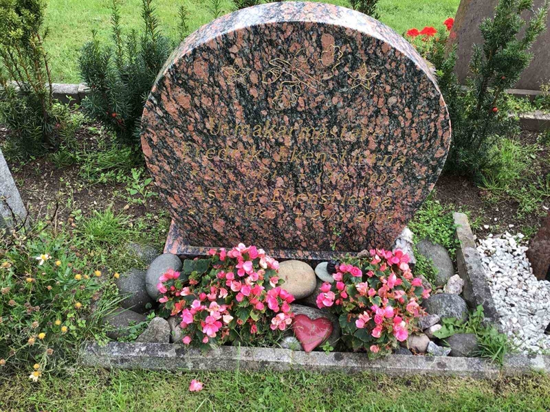 Grave number: 20 M    37