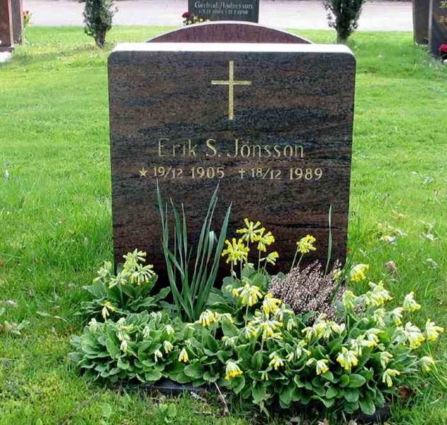 Grave number: SN K    32