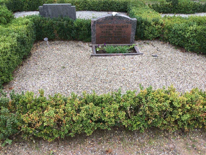 Grave number: 20 F   207-209