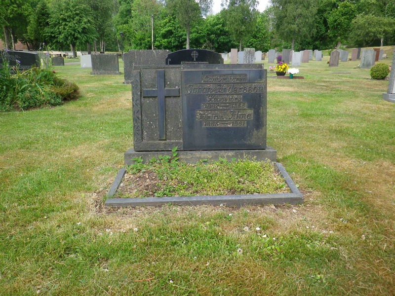 Grave number: LO N    13, 14