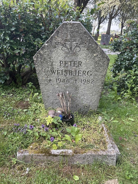 Grave number: H 9    76-77