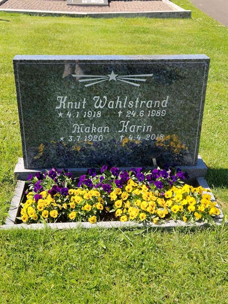 Grave number: 04 D    9, 10